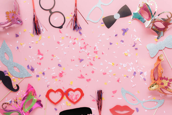 Стол сверху вид воздушного изображения красивой реквизит фотобудки для партии карнавал фона concept.Flat лежали объекты с бумагой ремесла на современном деревенском розовые обои на рабочем столе домашнего офиса с копировальным местом
.