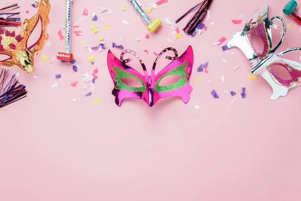 Tablo en iyi görünüm güzel renkli karnaval maskesi veya photo booth pervane arka plan hava görüntüsü. Düz yatıyordu nesne ofis Resepsiyon studio.space yaratıcı tasarım kadar alay için modern rustik pembe duvar kağıdı üzerinde.