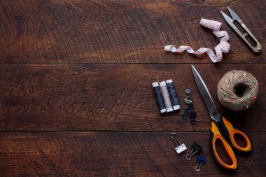 Üstten Görünüm havadan görüntü moda tasarımcısı arka plan kavramı. Düz dikiş Aksesuar Sat veya aracı iş salonu modern rustik kahverengi ahşap ev ofis Resepsiyon stüdyoda terzi. Yaratıcı tasarım kadar alay için alan.