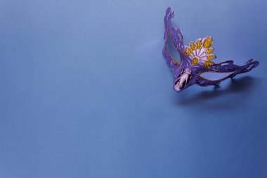 Karnaval tatil arka plan kavramı için güzel mor gümüş karnaval maskesi düz yatıyordu hava görüntüsü. Tablo üstten görünüm nesnesinde ev ofis Resepsiyon studio.space creative için pembe kağıt modern rustik