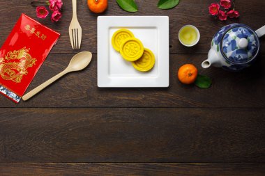 Üstten Görünüm havadan görüntü dekorasyon Çin yeni yıl ve ay yeni yıl tatil arka plan kavramı. Tatlı ve taze turuncu gıda ile yat ve modern kahverengi ahşap evde desk.copy ofis iç.