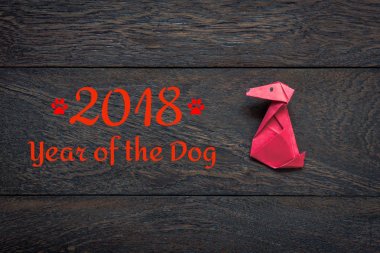 Üstten Görünüm görüntüsünü düzenleme dekorasyon Çin yeni yıl ve ay tatil arka plan kavramı. Düz kırmızı köpek kağıt Craft tarafından modern kahverengi ev masa başında ahşap el yapımı yatıyordu. 2018 tasarım sezon için metin.