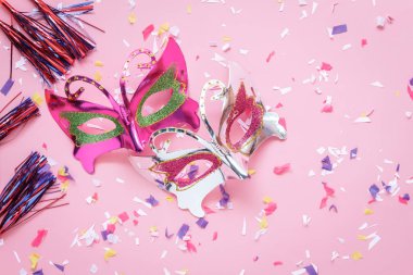 Güzel mor gümüş karnaval maskesi carnaval tatil arka plan kavramı için düz yatıyordu hava görüntüsü. Tablo üstten görünüm nesnesinde ev ofis Resepsiyon studio.space creative için pembe kağıt modern rustik