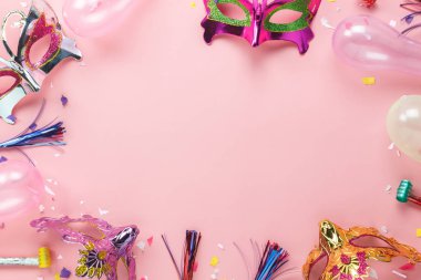 Güzel fotoğraf booth pervane parti karnaval arka plan kavramı için tablo üstten görünüm havadan görüntü. Ofis Masası kopya alanı ile kağıt zanaat modern rustik pembe duvar kağıdı evde düz lay nesnelerini.