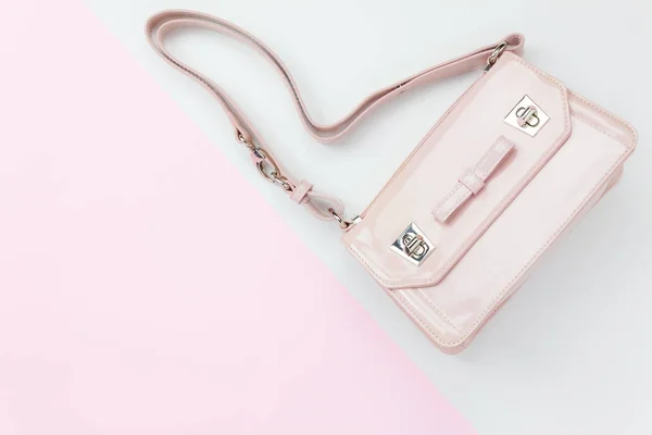 Tablo üstten görünüm moda giyim arka plan concept.beautiful pembe el çantası Lady pastel tonu üzerinde hava görüntüsü. Yaratıcı tasarım için kopya alanı ile modern pembe ve beyaz kağıt üzerinde düz yatıyordu nesne.