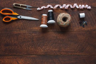 Üstten Görünüm havadan görüntü moda tasarımcısı arka plan kavramı. Düz dikiş Aksesuar Sat veya aracı iş salonu modern rustik kahverengi ahşap ev ofis Resepsiyon stüdyoda terzi. Yaratıcı tasarım kadar alay için alan.