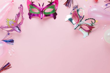 Tablo en iyi görünüm güzel renkli karnaval maskesi arka plan hava görüntüsü. Ev ofis Resepsiyon stüdyoda pembe kağıt modern Aksesuar nesnede düz yatıyordu. Festival zemin metinlerde yaratıcı tasarım.
