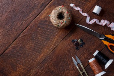 Üstten Görünüm havadan görüntü moda tasarımcısı arka plan kavramı. Düz dikiş Aksesuar Sat veya aracı iş salonu modern rustik kahverengi ahşap ev ofis Resepsiyon stüdyoda terzi. Yaratıcı tasarım kadar alay için alan.