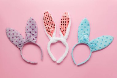 Üstten Görünüm dekorasyon moda mutlu Paskalya tatili arka plan kavramı üzerinde hava görüntüsü. Düz yatıyordu Aksesuar kostüm tavşan kulak ev ofis desk.pastel tonlu tasarım, modern güzel pembe kağıt üzerinde.