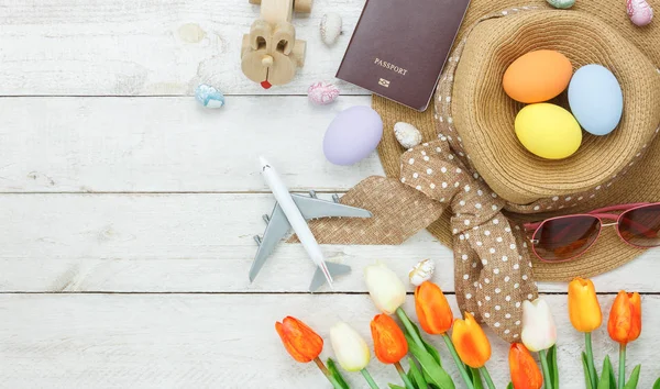 Tablo üstten görünüm kavramı seyahat için aksesuar kadın mutlu Paskalya tatili arka plan bezemeli bir kadeh. Düz bunny yumurta tulip çiçek ve tavşan bebek modern beyaz Ofis Masası ahşap üzerine yatırın.