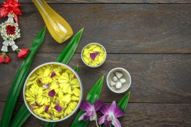 Üstten Görünüm dekorasyon masa ve Songkran Festivali veya Tayland yeni yıl tatil arka plan kavramı üzerinde oturum. Düz yatıyordu nesne kullanımı üst saygı için. Yasemin çelenk ve çiçek ve modern kahverengi ahşap öğede.