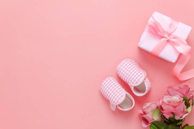 Üstten Görünüm dekorasyon mutlu anneler günü tatil arka plan kavramı hava görüntüsü. Düz yatıyordu hediye kutusu gül desenli ve bebek modern güzel pembe kağıt üzerinde ev ofis büro ayakkabı. Tasarım için boş alan.