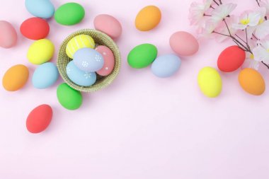 Tablo üstten görünüm süslemeleri mutlu Paskalya tatili arka plan kavramı bir kadeh. Düz bunny yumurta çiçek ve hediye kutusu Ofis Masası, modern pembe kağıt üzerine yatırın. Boş alan Tasarım sahte up.pastel sesini.