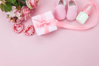 Üstten Görünüm dekorasyon mutlu anne gün tatil arka plan kavramı hava görüntüsü. Ev Ofis Masası, modern güzel pembe kağıt üzerindeki öğelerle düz yatıyordu hediye kutusu. Yaratıcı tasarım için negatif boşluk.