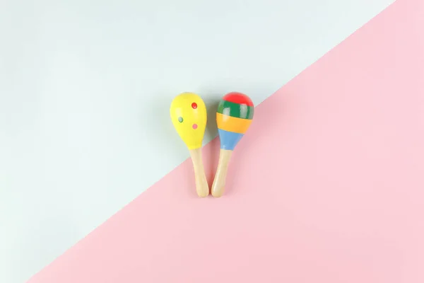 Tablo en iyi görünüm için geliştirme arka plan kavramı oyuncaklar çocuklar. Düz nesneleri Ofis Masası renkli ahşap top vurmalı müzik aletleri modern duo kağıt mavi ve pembe üzerinde yatıyordu. Tasarım pastel tonu.