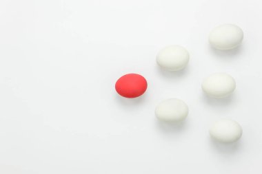 Tablo üstten görünüm düzenleme dekorasyon mutlu Paskalya tatili arka plan ve iş lideri kavramı bir kadeh. Düz yatıyordu renkli tavşan yumurta modern rustik Beyaz ahşap evde Ofis Masası. boş alan.