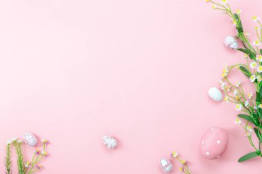 Tablo üstten görünüm düzenleme dekorasyon mutlu Paskalya tatili arka plan kavramı bir kadeh. Düz renkli tavşan yumurta çiçek Ev Ofis Masası, modern rustik pembe kağıt üzerine yatırın. Tasarım için negatif boşluk.