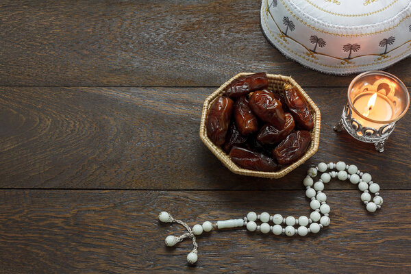 Настольный вид сверху, аэрографическое изображение декора праздника Рамадан Карим на заднем плане.
.