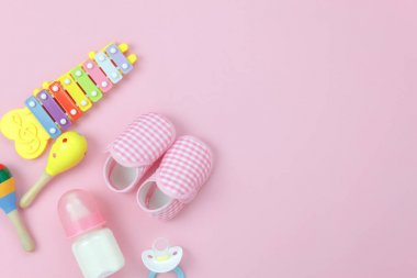 Tablo üstten görünüm görüntü geliştirme arka plan kavramı çocuklar oyuncak. Ev Ofis Masası, modern rustik pembe üzerinde çocuklar için düz yatıyordu Aksesuar nesneler. Tasarım pastel sesi ile kopya alanı için metin eklemek.