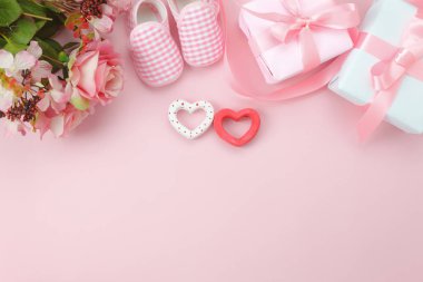Üstten Görünüm süslemeleri mutlu anneler günü tatil arka plan kavramı hava görüntüsü. Giyim kadın ve çocuk ve çocuk oyuncakları ile pembe gül pembe kağıt ev ofis masasında düz yatıyordu temel nesneleri.