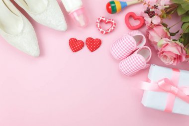 Üstten Görünüm süslemeleri mutlu anneler günü tatil arka plan kavramı hava görüntüsü. Düz yatıyordu sezon pink giyim kadın ve çocuk ve çocuk oyuncakları ile evde pembe kağıt üzerinde Ofis Masası gül iz.