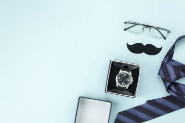 Tablo üstten görünüm mutlu Babalar günü tatil arka plan kavramı. Düz baba için saati hediye aksesuarları ile nesneleri işaret sezon ev ofis desk.space yaratıcı tasarım, modern rustik mavi kağıt üzerinde yatıyordu.