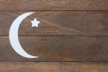 Tablo üstten görünüm süslemeleri Ramazan Kareem tatil arka plan hava görüntüsü. Ofis Masası ve kopya alanı zemin beyaz ay ve yıldız modern rustik kahverengi ahşap tahta üzerinde düz yatıyordu DIY kağıt kesme.