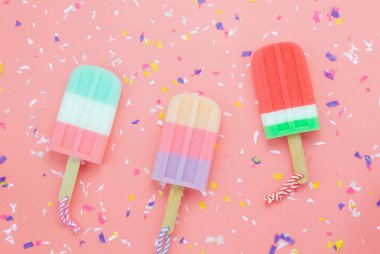 Yaz tatil arka plan kavramı için gıda tablo üstten görünüm havadan görüntü. Düz yatıyordu düzenleme çeşitli dondurma pop çubuğa Ofis Masası, modern rustik pembe kağıt duvar kağıdı. Pastel tonlu tasarım.