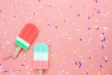 Yaz tatil arka plan kavramı için gıda tablo üstten görünüm havadan görüntü. Rustik pembe kağıt modern duvar kağıdı düz yatıyordu dondurma pop çubuğa. Yaratıcı tasarım için kopya alan eklemek metin ve içerik.