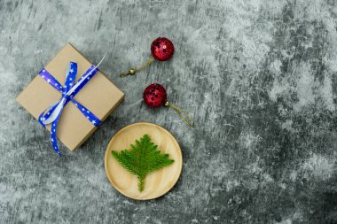 Merry Christmas dekorasyon ve mutlu yeni yıl süsleri kavramı en iyi görünümünü masa. Düz yatıyordu temel fark nesneleri hediye kutusu ve köknar ağacı ev stüdyosu ofis masası, kırmızı kağıt modern arka plan üzerinde.