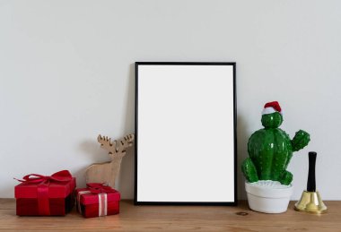 Merry Christmas dekorasyon ve mutlu yeni yıl süsleri kavramı en iyi görünümünü masa. Düz yatıyordu temel fark nesneleri hediye kutusu ve köknar ağacı ev stüdyosu ofis masası, kırmızı kağıt modern arka plan üzerinde.