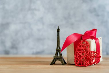 Sevgililer Günü arka plan kavramının seyahat tatili aksesuarları. Paris Fransa 'da seyahat eden yolcuların hatıra sembolü konumu veya yer işareti..