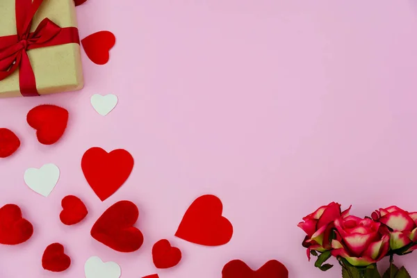 테이블 발렌타인 개념의 이미지 오피스 스튜디오에서 분홍색 종이에 모양을 화려한 — 스톡 사진