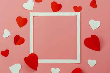 Masa dekorasyonu Sevgililer günü arka plan kavramı üstten görünüm görüntüsü. Kırmızı şekil ve Hediyelik kutu sahte tasarım kadar için düz yatıyordu düzenleme ile orta alan ile modern rustik pembe kağıt üzerinde temel öğeleri