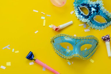 Tablo üstten görünüm havadan görüntü güzel renkli karnaval sezonu veya photo booth pervane Mardi Gras arka plan. Sarı duvar kağıdı dekorasyon ile düz yatıyordu nesne mavi maske. Metin yukarı alay etmek için boş alan