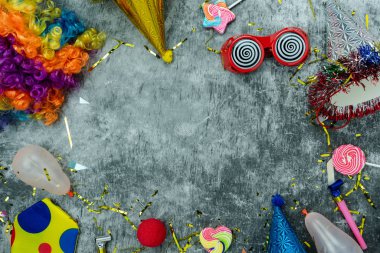 Masa üstü görüntü güzel renkli karnaval festivali arka planı .Düz yatar birkaç maske & dekor konfetisi ev ofis masası stüdyosundaki modern gri çimento üzerinde. Kopya alanı.