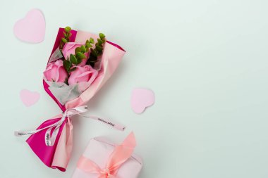 Uluslararası Kadınlar Günü tatil geçmişi için gökyüzü resmi. Düz tabela, 8 Mart Mutlu Kadınlar Günü sözcüğünü beyaz kağıt üzerinde çiçek ve hediye kutusuyla bıraktı..