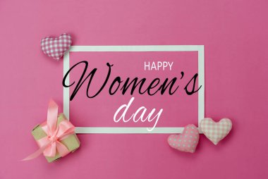 Uluslararası Kadınlar Günü tatil geçmişi için gökyüzü resmi. Düz tabela, 8 Mart Mutlu Kadınlar Günü sözcüğünü pembe kağıt üzerinde çiçek ve hediye kutusuyla bıraktı..