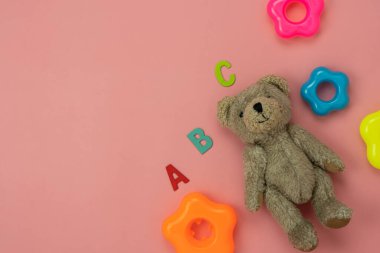 Arka plan konsepti geliştirmek için masa üstü görünüm dekorasyon çocuk oyuncakları. Düz yatıyordu aksesuarları bebek ofis masasında modern pembe kağıt üzerinde öğeleri çocuk ile oynamak için. Metin eklemek için yer kopyala.pastel ton duvar kağıdı.
