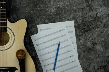 Müzik enstrümanı araçları kavramının en üst görünümü arka plan. Müzisyen veya parti ekipmanları için şarkı söylemek için tabela düzlüğü. Modern Grey Cement.space for design.