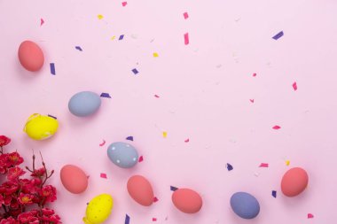 Üstten Görünüm düzenleme dekorasyon mutlu Paskalya tatili arka plan kavramı bir kadeh. Düz renkli tavşan Ofis Masası, modern güzel pembe kağıt üzerinde Aksesuar süsleme ile yumurtalarını. Tasarım pastel tonu.