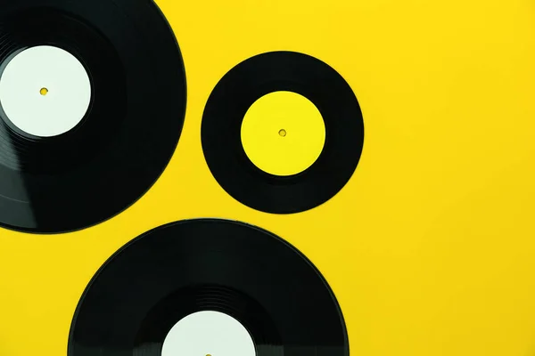 テーブル楽器のレトロなコンセプトのトップビュー 自宅のオフィスデスクで現代素朴な黄色の紙に多くの音楽ディスクのフラットレイオブジェクト — ストック写真