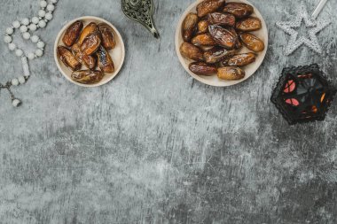 Ramazan Kareem tatil arkaplanının hava görüntüsü. Düz tarih tespih & aladdin lambası ve Arap lambası ile belirlenir. Oruç için hazırlanan helal yemek çimentodaki Müslüman için zorunludur..