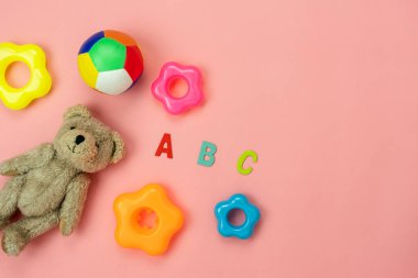 Arka plan konsepti geliştirmek için masa üstü görünüm dekorasyon çocuk oyuncakları. Düz yatıyordu aksesuarları bebek ofis masasında modern pembe kağıt üzerinde öğeleri çocuk ile oynamak için. Metin eklemek için yer kopyala.pastel ton duvar kağıdı.