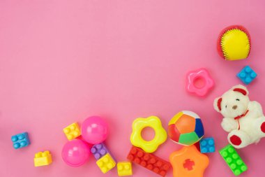 Arka plan konsepti geliştirmek için masa üstü görünüm dekorasyon çocuk oyuncakları. Düz yatıyordu aksesuarları bebek ofis masasında modern pembe kağıt üzerinde öğeleri çocuk ile oynamak için. Metin eklemek için yer kopyala.pastel ton duvar kağıdı.