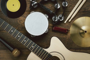 Müzik enstrümanı araçları konseptinin en üst görünümü arka plan. Müzisyen veya parti ekipmanları için şarkı söylemek için tabela düzeyi. Modern Grey Cement.Yaratıcı tasarım için alan.