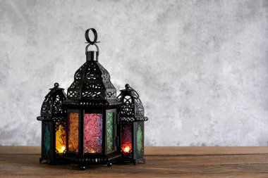 Ramazan Kareem tatil arkaplanının masa üstü resmi. Kahverengi ahşap üzerine Arapça fener metalini kapat. Oruç için hazırlanmış helal yemek Musli.Yaratıcı tasarım için kopyalama alanı için zorunludur..