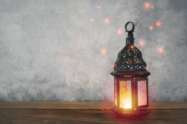 Ramazan Kareem tatil arkaplanının masa üstü resmi. Kahverengi ahşap üzerine Arapça fener metalini kapat. Oruç için hazırlanmış helal yemek Musli.Yaratıcı tasarım için kopyalama alanı için zorunludur..