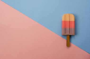 Tablo üst görünümü işaret ya da yaz tatili arka plan kavramının havadan görüntüsü. Modern rustik pembe ve mavi kağıt arka planda pastel dondurmanın düz uzantısı. Minimalizm yaratıcı tasarım. Boşluğu kopyala