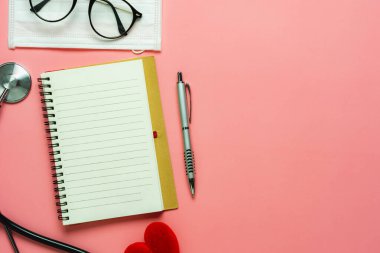 Aksesuarlar, sağlık hizmetleri ve tıbbi geçmiş kavramları düzleştirildi. & template.ebook, steteskop, pembe kağıtların üzerindeki aşk kalbi için ücretsiz alan. Bu, hastanede çalışan doktorların temel araçları için bir fikir..